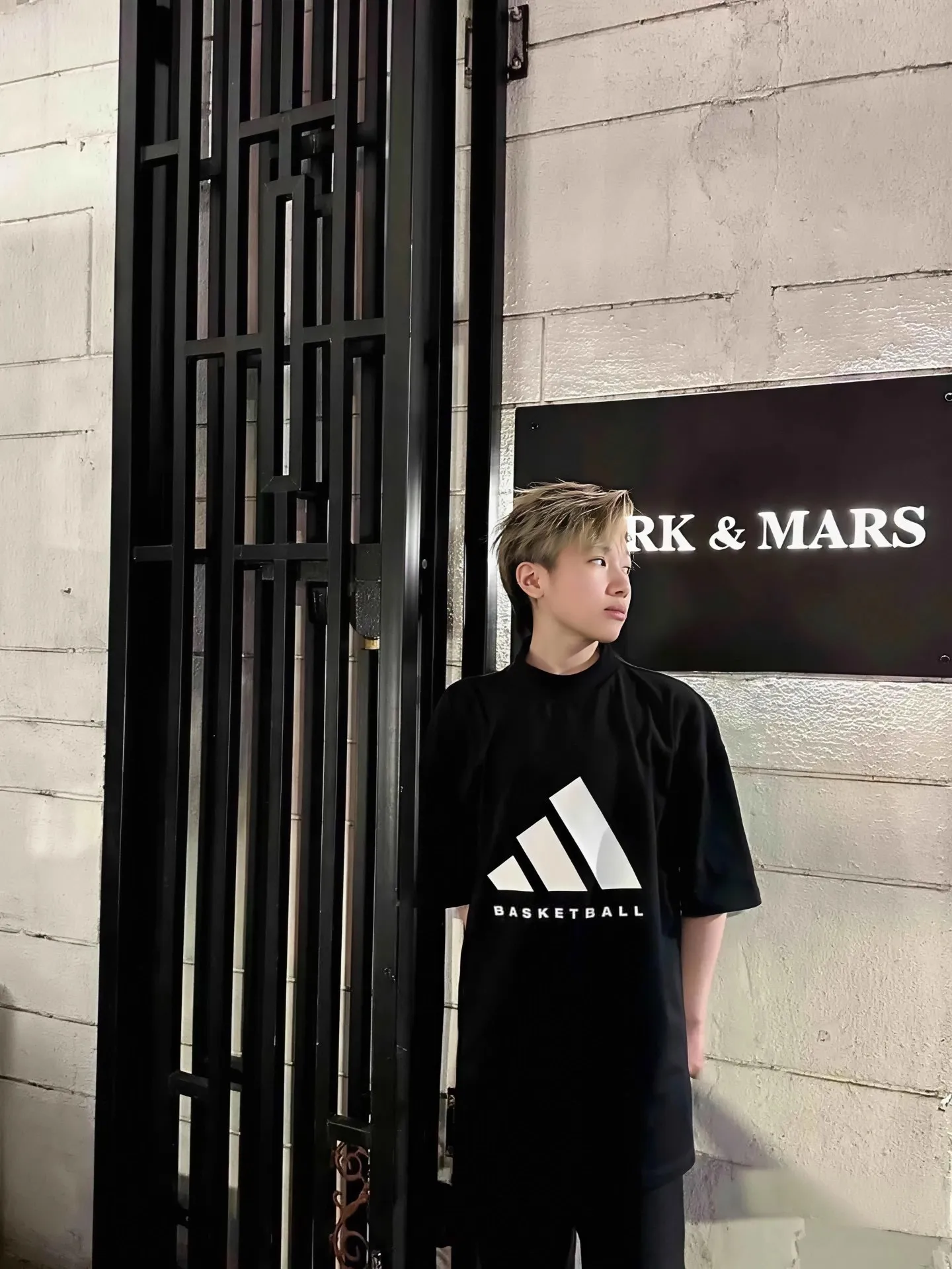 ：KK 10 Originals × T Same Style ： 1.320g ，100% ， ， ， 。 2. ， ， ， ， ！ 3. ， ， ， 。 4. ， Breathable ， Quality 。 ： ， 。 “Daily Log : Relarda” ，“goodday Hows your weather?” ， 。 ， ， 。 ：Black、White Size ：S-XL